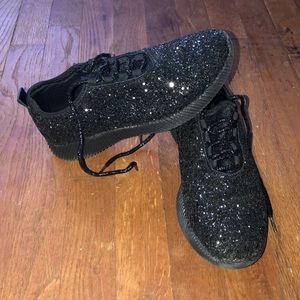 Black glitter athletic shoes
